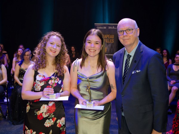 M. Mario Asselin, adjoint parlementaire de la ministre de l&rsquo;Enseignement sup&eacute;rieur et d&eacute;put&eacute; de Vanier-Les&nbsp;Rivi&egrave;res, remet&nbsp;les&nbsp;deux grands prix Excelle Science d&rsquo;un montant de 5 000 $ chacun.De gauche &agrave; droite : Maeve Gagnon-Kavanagh, Camille Guillemette Loyer et Mario Asselin.
