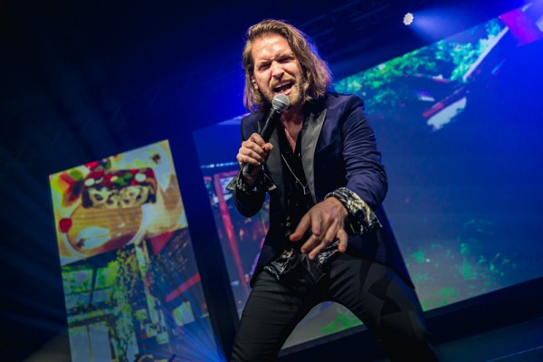 Le chanteur Simon Morin qui a fait un medley des chansons de Jean Leloup, chanteur qu'affectionne particuli&egrave;rement notre laur&eacute;at, David Julien.