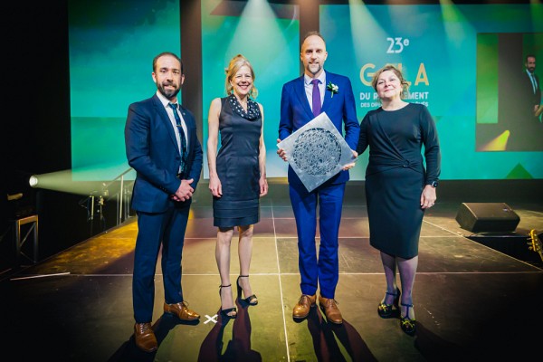 Monsieur K&eacute;vin Blais-B&eacute;langer, directeur principal, d&eacute;veloppement des affaires nationales chez La Personnelle, la vice-rectrice aux &eacute;tudes et aux relations internationales, Pre Christine Hudon ainsi que la doyenne de la FLSH, Pre Anick Lessard ont remis le prix d'ambassadeur &agrave; David Julien.