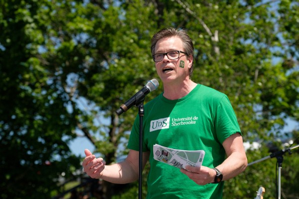 Patrik Doucet, vice-recteur aux ressources humaines, soulignant fi&egrave;rement le succ&egrave;s des Journ&eacute;es du personnel.