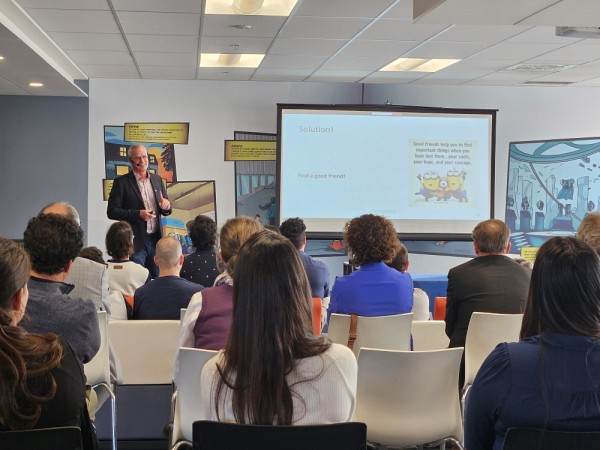 Pr&nbsp;Marc Frappier, titulaire de la Chaire de recherche en cybers&eacute;curit&eacute; post-quantique, a capt&eacute; l&rsquo;attention de l'audience avec une pr&eacute;sentation sur le d&eacute;mant&egrave;lement du botnet 911.re.