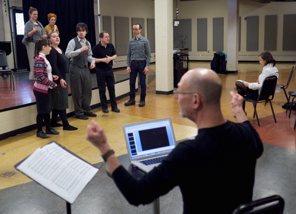 Robert Ingari en r&eacute;p&eacute;tition avec les artistes.