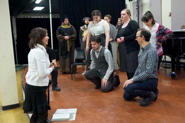 La metteure en sc&egrave;ne Nathalie Deschamps transmet quelques directives aux artistes.