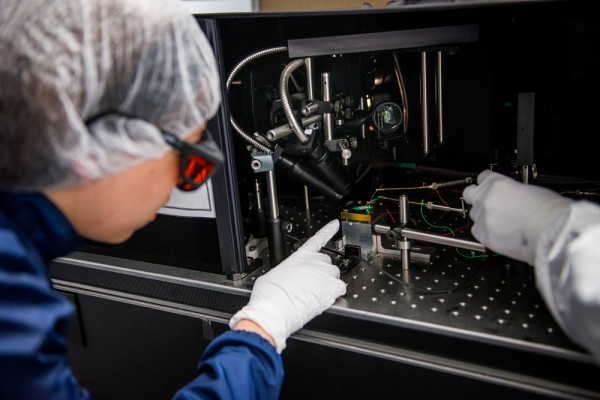 Farah Ayari est tr&egrave;s reconnaissante d'avoir acc&egrave;s&nbsp;&agrave; des infrastructures de pointe, telles&nbsp;que&nbsp;les&nbsp;salles blanches, et &agrave; des&nbsp;&eacute;quipements tr&egrave;s sophistiqu&eacute;s gr&acirc;ce au 3IT.