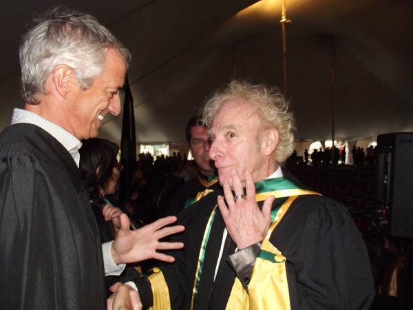 Jules B&eacute;langer, directeur de PERFORMA, et Jacques Tardif, professeur &eacute;m&eacute;rite (en arri&egrave;re-plan, Serge Striganuk, doyen de la Facult&eacute; d'&eacute;ducation)