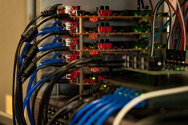 Pour l&rsquo;impl&eacute;mentation mat&eacute;rielle, l&rsquo;&eacute;quipe travaille &agrave; transformer le mod&egrave;le d&rsquo;IA d&eacute;velopp&eacute; en un circuit &eacute;lectronique r&eacute;ellement d&eacute;ployable.