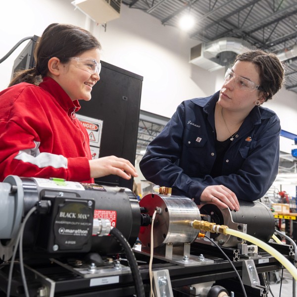 Mariane Angers, gagnante de la Super Expo-sciences Hydro-Qu&eacute;bec, finale qu&eacute;b&eacute;coise 2023 et, Jeanne Moorhead, &eacute;tudiante &agrave; la ma&icirc;trise en g&eacute;nie m&eacute;canique