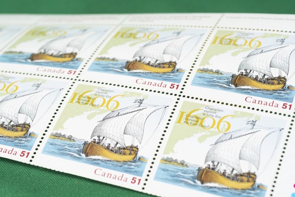 Les objets comprennent aussi des timbres&nbsp;Champlain explore la c&ocirc;te Est, remis par Postes Canada.&nbsp;