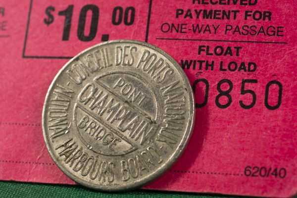 La capsule contient &eacute;galement un jeton et un re&ccedil;u de p&eacute;age du pont Champlain d'origine.