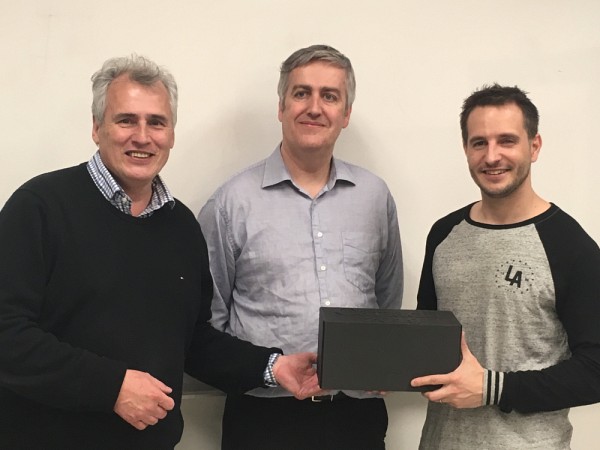 L'UdeS est fi&egrave;re de donner cette capsule &agrave; Infrastructure Canada.&nbsp;Sur la photo&nbsp;: Guy Mailhot, ing&eacute;nieur en chef du pont Samuel-De Champlain, le Pr&nbsp;J&eacute;r&ocirc;me&nbsp;Claverie, du D&eacute;partement de chimie, et Jonathan Vermette, le professionnel de recherche qui a fabriqu&eacute; la capsule.