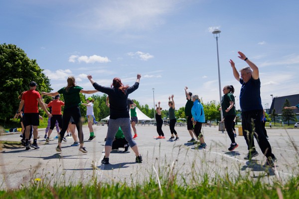 Avec le D&eacute;fi sportif et culturel, le personnel &eacute;tait invit&eacute; &agrave; pratiquer des activit&eacute;s deux semaines avant la tenue du grand rassemblement du 29 mai, o&ugrave; des activit&eacute;s d'&eacute;chauffement &eacute;taient aussi pr&eacute;vues en vue des activit&eacute;s de l'apr&egrave;s-midi.