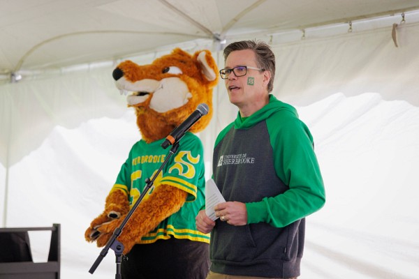 Accompagn&eacute; de Sherlo, Patrik Doucet, vice-recteur aux ressources humaines, remerciant les membres du personnel pour ce taux de participation record.&nbsp;