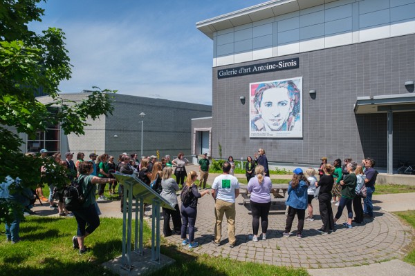 Des visites pour contempler diff&eacute;rentes &oelig;uvres d'art sur le campus ont ravi les passionn&eacute;es et passionn&eacute;s de culture.