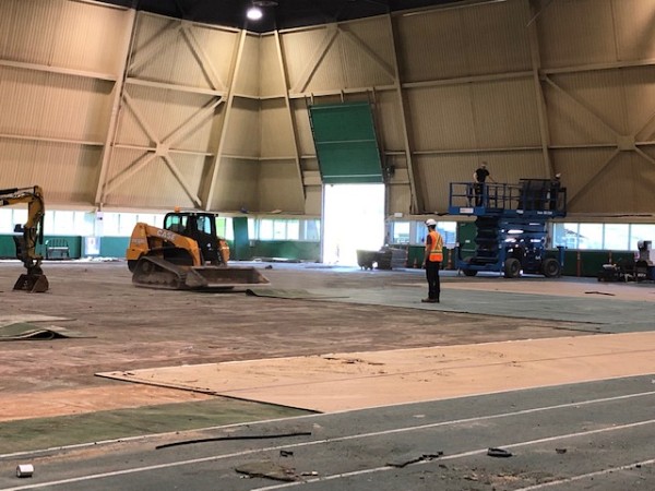 Retrait du rev&ecirc;tement synth&eacute;tique, au d&eacute;but des travaux, en mars dernier.