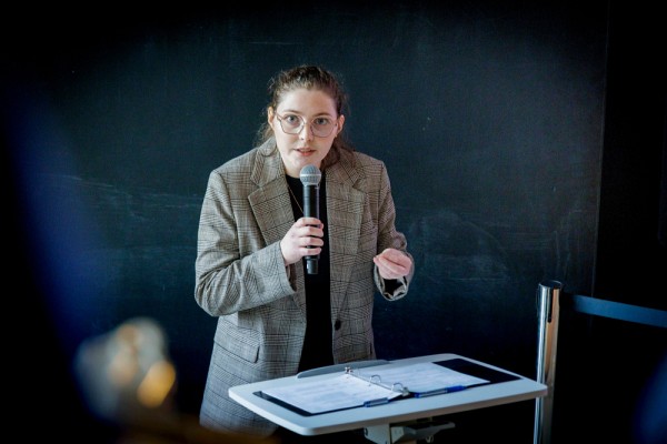 &Eacute;lo&iuml;se Brosset, du D&eacute;partement des sciences de la sant&eacute; communautaire de la Facult&eacute; de m&eacute;decine et des sciences de la sant&eacute;, r&eacute;alise son projet de recherche sous la direction du professeur G&eacute;rard Ngueta.