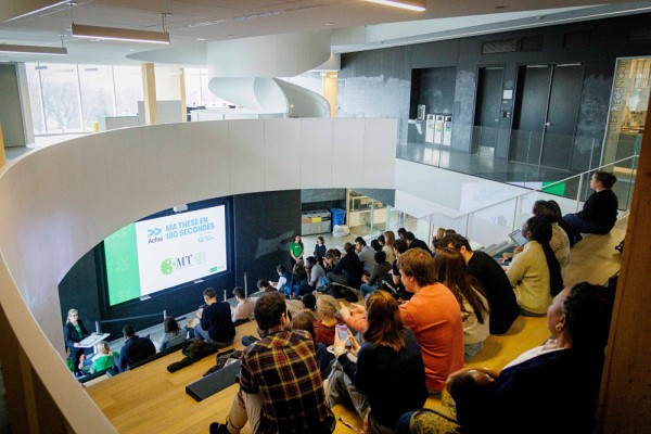 Une trentaine de personnes ont assist&eacute; aux pr&eacute;sentations vulgaris&eacute;es des finales de MT180 et de 3MT, pr&eacute;sent&eacute;es &agrave; l'auditorium de l'Institut quantique. La vice-rectrice adjointe au d&eacute;veloppement de la recherche, Patricia Fournier, a anim&eacute; l'&eacute;v&eacute;nement.