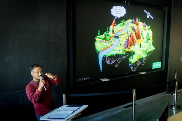 Safidy Randrianiaina, du D&eacute;partement de g&eacute;omatique appliqu&eacute;e de la Facult&eacute; des lettres et sciences humaines, m&egrave;ne son projet de recherche sous la direction du professeur Richard Fournier.