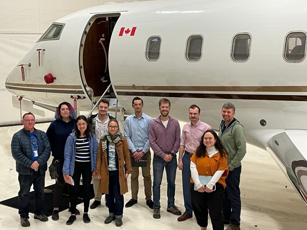 Afin de bien comprendre la r&eacute;alit&eacute; op&eacute;rationnelle, l'&eacute;quipe a visit&eacute; un Challenger 300.