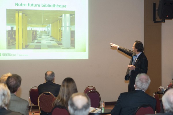 Le doyen Lebel-Grenier a profit&eacute; de l'occasion pour s'entretenir avec les invit&eacute;s pr&eacute;sents.