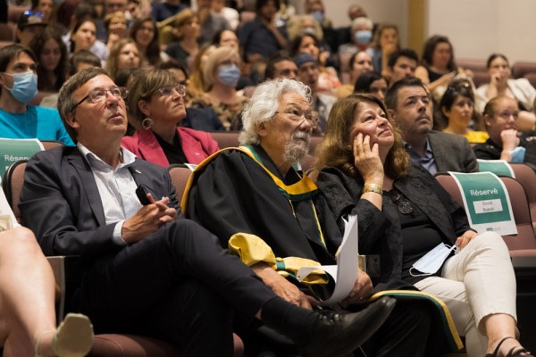 M. Suzuki a assist&eacute; &agrave; la conf&eacute;rence de presse de l'UdeS avec son &eacute;pouse Tara Cullis. L'annonce faisait suite &agrave; une s&eacute;ance universitaire ainsi qu'&agrave; une conf&eacute;rence sur les changements climatiques donn&eacute;e par M. Suzuki.