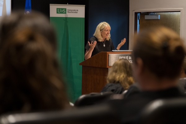 La rectrice adjointe et vice-rectrice &agrave; l'administration et au d&eacute;veloppement durable, Denyse R&eacute;millard, lors de la conf&eacute;rence de presse.