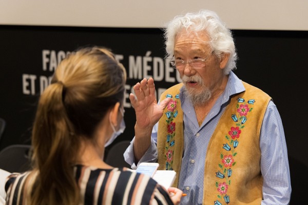 Le scientifique et fervent d&eacute;fenseur de l'environnement David Suzuki &eacute;tait pr&eacute;sent &agrave; la conf&eacute;rence de presse &agrave; titre d'invit&eacute;.
