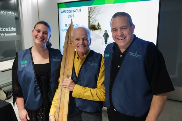 Reconnaissance de Gilles Quenneville comme ami distingu&eacute; de la R&eacute;serve naturelle universitaire lors du lancement du R&eacute;seau ami de la R&eacute;serve, en compagnie de Patrice Cordeau et d'&Eacute;lizabeth Cazeault