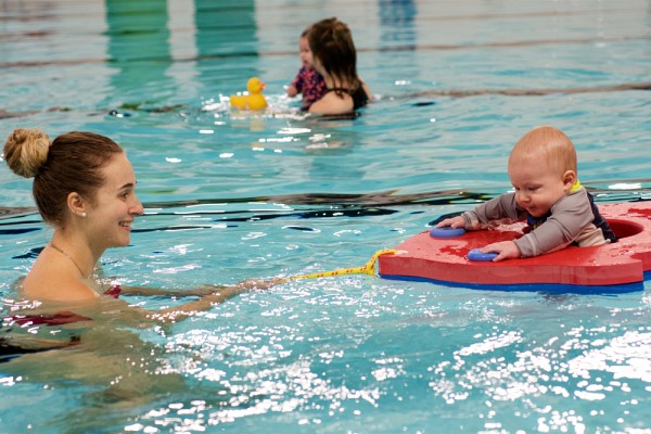 Le Centre sportif offre sur le campus de nombreux cours pouvant int&eacute;resser les parents aux &eacute;tudes et les jeunes familles.