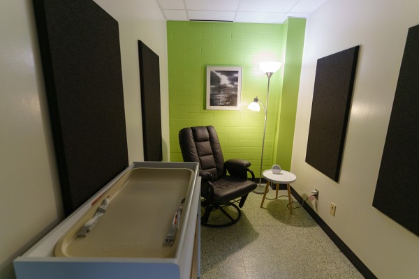 Disponibles sur chacun des campus de l'UdeS, les espaces parent-b&eacute;b&eacute; sont dot&eacute;s d'un fauteuil confortable et d'une table &agrave; langer.