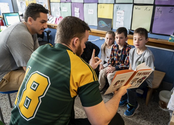J&eacute;r&eacute;mie-Billal Lardi, &agrave; gauche, lors d'une activit&eacute; du&nbsp;Club de lecture Vert & Or.