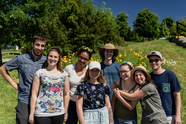 L'&eacute;quipe de Ruche Campus prise en photo avant l'entr&eacute;e en vigueur des mesures de distanciation li&eacute;es &agrave; la COVID-19.