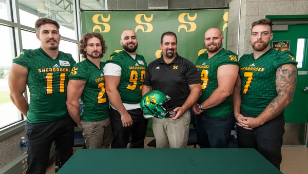L'entra&icirc;neur-chef Mathieu Lecompte, entour&eacute; des cinq capitaines de l'&eacute;dition 2017 de l'&eacute;quipe de football Vert & Or.