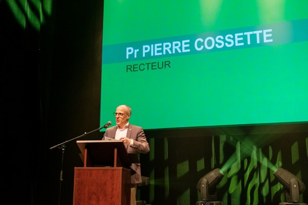 Le recteur en a profit&eacute; pour souligner l'importance de la recherche universitaire.