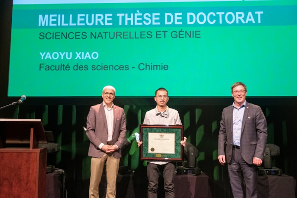 Yaoyu Xiao, du D&eacute;partement de chimie de la Facult&eacute; des sciences, a re&ccedil;u le Prix de la meilleure th&egrave;se de doctorat dans la cat&eacute;gorie Sciences naturelles et g&eacute;nie. Yaoyu ne pouvant &ecirc;tre pr&eacute;sente, un proche a re&ccedil;u le prix en son nom.