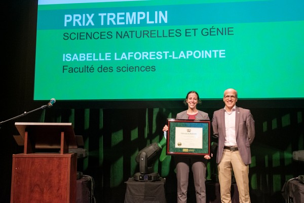 Isabelle Laforest-Lapointe, du D&eacute;partement de biologie de la Facult&eacute; des sciences, a re&ccedil;u le prix Tremplin en recherche et cr&eacute;ation dans la cat&eacute;gorie Sciences naturelles et g&eacute;nie.