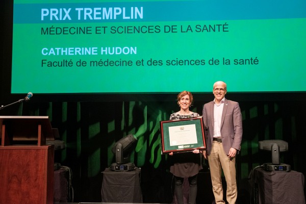 Catherine Hudon, du D&eacute;partement de m&eacute;decine de famille et m&eacute;decine d&rsquo;urgence de la FMSS, a re&ccedil;u le prix Tremplin en recherche et cr&eacute;ation dans la cat&eacute;gorie M&eacute;decine et sciences de la sant&eacute;.