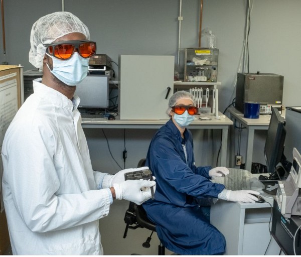 Konan Jean Herbert Kouame et Gw&eacute;na&euml;lle Hamon, &eacute;tudiants au 3IT et membres de l'&eacute;quipe de recherche.