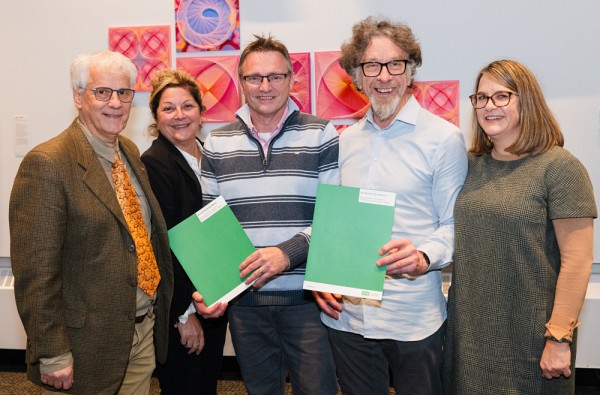 L&rsquo;&eacute;quipe Organisation communautaire, constitu&eacute;e de Jean-Fran&ccedil;ois Roos et du Professeur Jacques Caillouette, en compagnie du vice-doyen &agrave; l&rsquo;enseignement, Andr&eacute; Marquis, de la doyenne, Anick Lessard et de la directrice de l&rsquo;&Eacute;cole de travail social, Nathalie Delli-Colli.