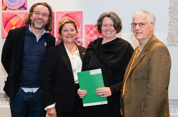 La laur&eacute;ate St&eacute;phanie Lanthier, accompagn&eacute;e du directeur du D&eacute;partement d&rsquo;histoire, Jean-Pierre Le Glaunec, de la doyenne, Anick Lessard et du vice-doyen &agrave; l&rsquo;enseignement, Andr&eacute; Marquis.