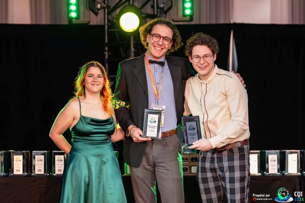 Floranne Lague - directrice de la comp&eacute;tition Communication scientifique, Hugues Dupuis et Zachary Gagnon