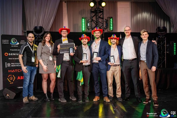 Deux partenaires &agrave; gauche, Alexandre Baril, Alexandre Belleau, &Eacute;mile Michaud, Philippe Michaud, Marc-Andr&eacute; Baril et Danick Thibault - directeurs de la comp&eacute;tition Conception senior &agrave; droite