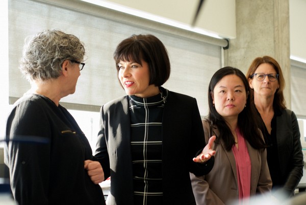 La ministre Petitpas-Taylor en conversation avec la professeure-chercheuse Caroline Saucier. &Agrave; ses c&ocirc;t&eacute;s, la professeure-chercheuse&nbsp;Lee-Hwa Tai et Nathalie Rivard, vice-doyenne aux &eacute;tudes sup&eacute;rieures, &agrave; la recherche et &agrave; l&rsquo;innovation &agrave; la FMSS. 
