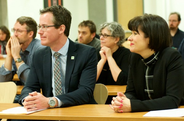 Dr Etienne Richer, directeur scientifique associ&eacute; &agrave; l'Institut de g&eacute;n&eacute;tique des IRSC, &eacute;tait aux c&ocirc;t&eacute;s de la ministre Petitpas Taylor et entour&eacute; des nombreux titulaires pr&eacute;sents lors de l'annonce.
