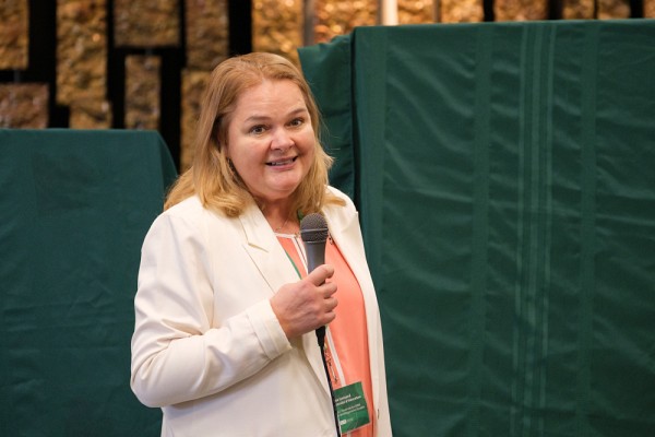 La professeure Anne Lessard, doyenne de la Facult&eacute; d&rsquo;&eacute;ducation, a expliqu&eacute; l&rsquo;importance des efforts de d&eacute;colonisation de la facult&eacute;.
