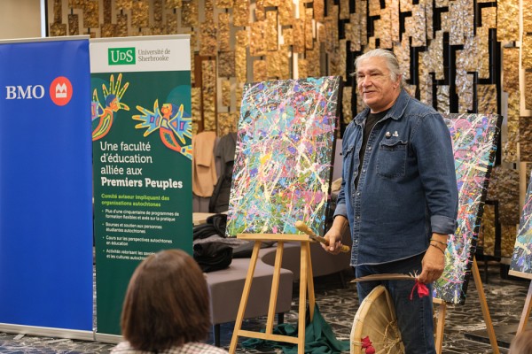 L&rsquo;artiste multidisciplinaire atikamekw Jacques Newashish