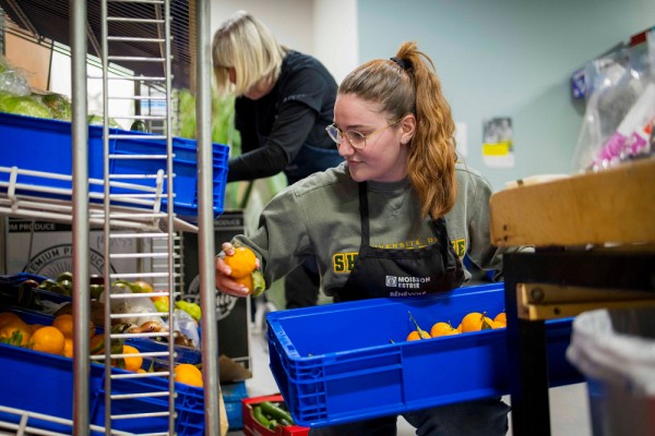 Des personnes &eacute;tudiantes se sont port&eacute;es b&eacute;n&eacute;voles chez&nbsp;Moisson Estrie&nbsp;dans le cadre du cours&nbsp;Apprentissage par le service dans la communaut&eacute;,&nbsp;du programme de doctorat en m&eacute;decine.