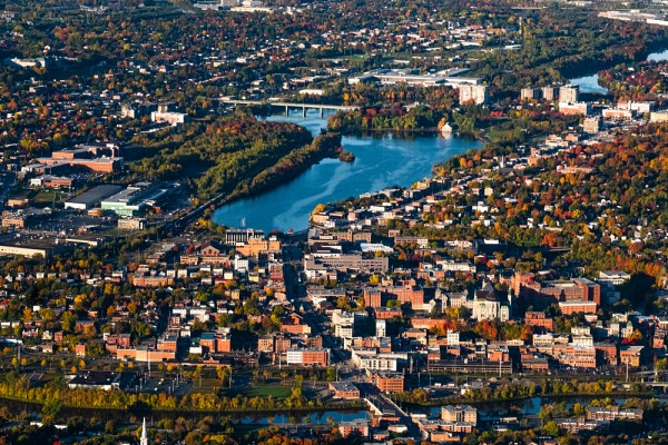 Vue a&eacute;rienne d'une partie de la ville de Sherbrooke