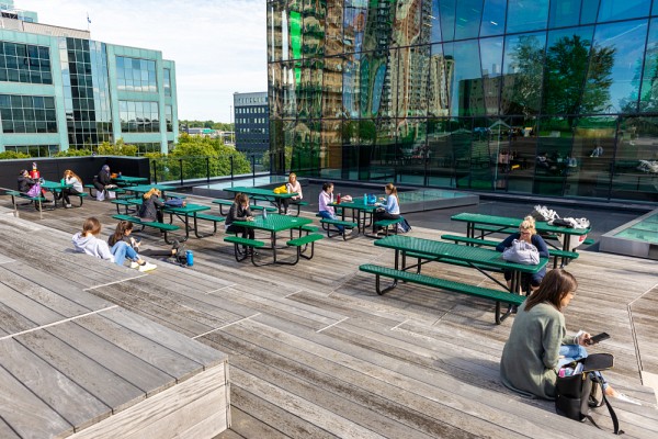 L'Oasis, un lieu de rencontres appr&eacute;ci&eacute; de la communaut&eacute; universitaire du Campus de Longueuil, &agrave; m&ecirc;me le toit du 3e &eacute;tage.