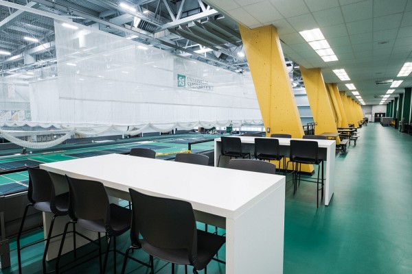 La mezzanine surplombant la piste d'athl&eacute;tisme int&eacute;rieure du Centre sportif du Campus principal a fait peau neuve, offrant un milieu agr&eacute;able et convivial pour &eacute;tudier et travailler.
