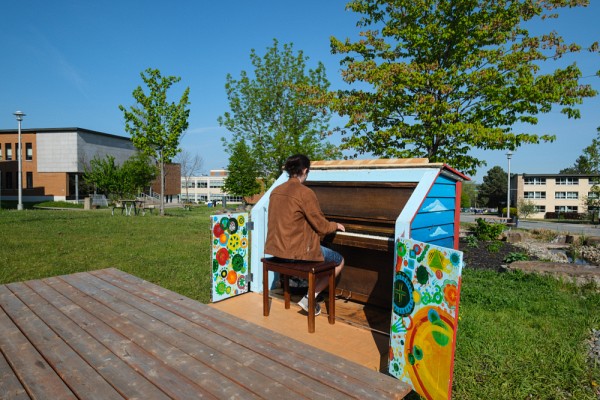 Les arts et la culture s'int&egrave;grent sur les campus, notamment avec les pianos qui peuvent &ecirc;tre utilis&eacute;s par la communaut&eacute; universitaire.